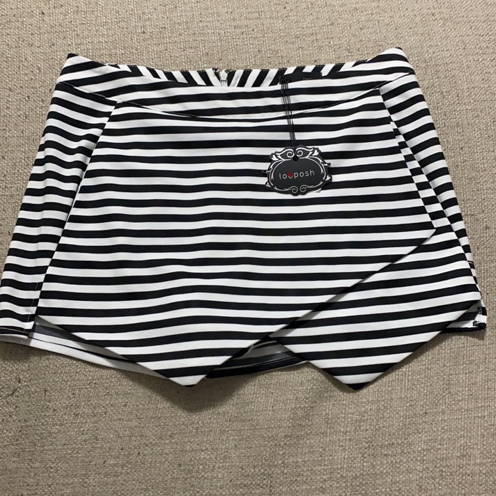 LovPosh NWT Striped Faux Wrap Envelope Skort Black White Back Zip Large L